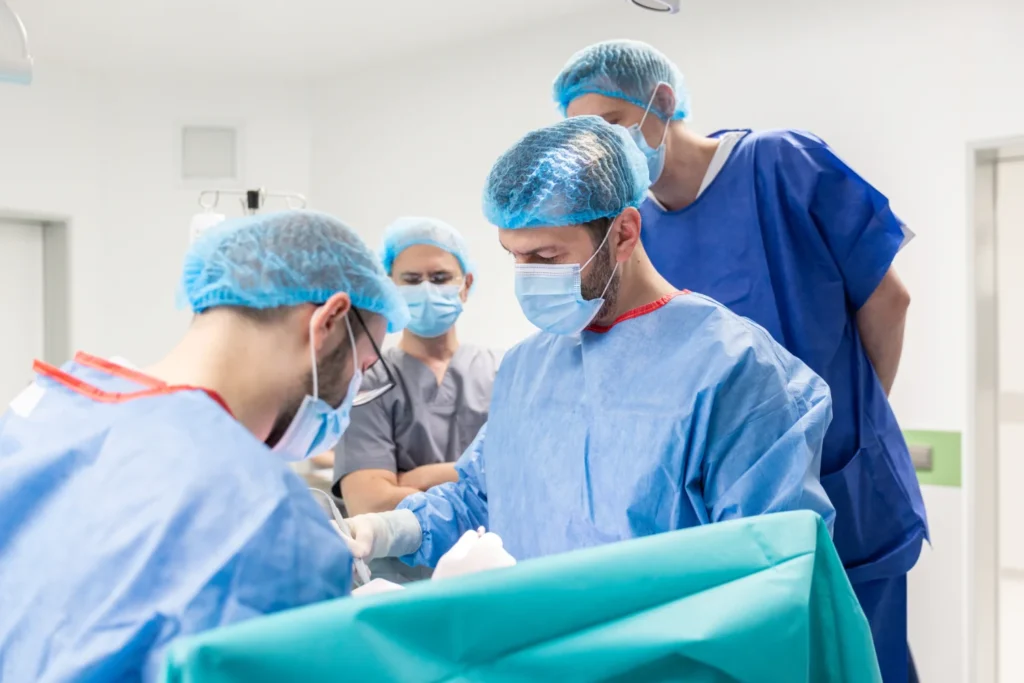 Intervenții minim invazive în chirurgia endocrină – recuperare mai rapidă